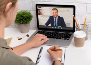 Berater im Videogespräch – digitale Kundenberatung per Videoberatung bei Pragmatica AG