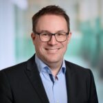 Dr. Stefan Michel verfügt über mehr als 15 Jahre Erfahrung im Finanz- und Bildungsumfeld mit Schwerpunkt auf Prozess- und Datenmanagement. Er ist Certified Senior Data Scientist (Fraunhofer) und Certified Business Process Professional (CBPP) der ABPMP. Seine Dissertation zum Thema Process Mining im Bankgeschäft der SNB unterstreicht seine Spezialisierung im datengetriebenen Prozessmanagement. Mit der Prozesslabor GmbH unterstützt er Organisationen dabei, ihre Prozesse klarer, effizienter und nachhaltiger zu gestalten – als Dozent im CAS Prozessdigitalisierung der ZHAW auch in der Wissensvermittlung verankert.